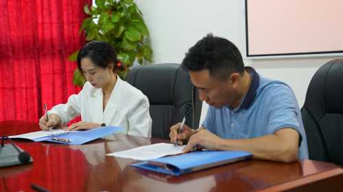 学金沙下载送彩金领导与企业负责人签约现场3-1.jpg